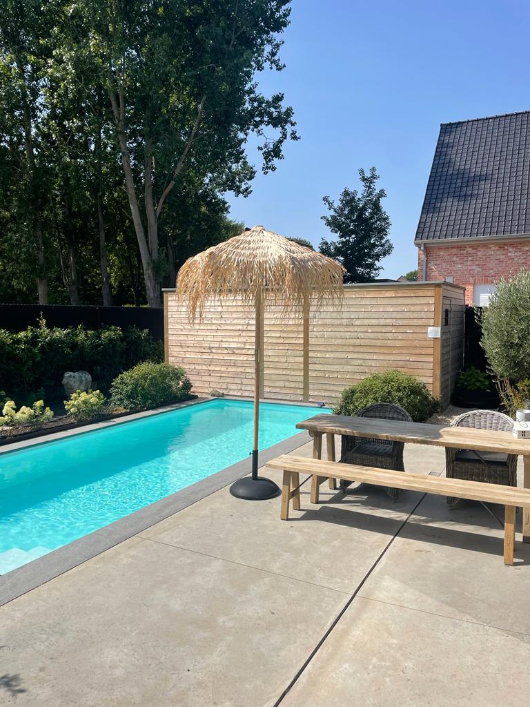 zonnig terras met prive zwembad